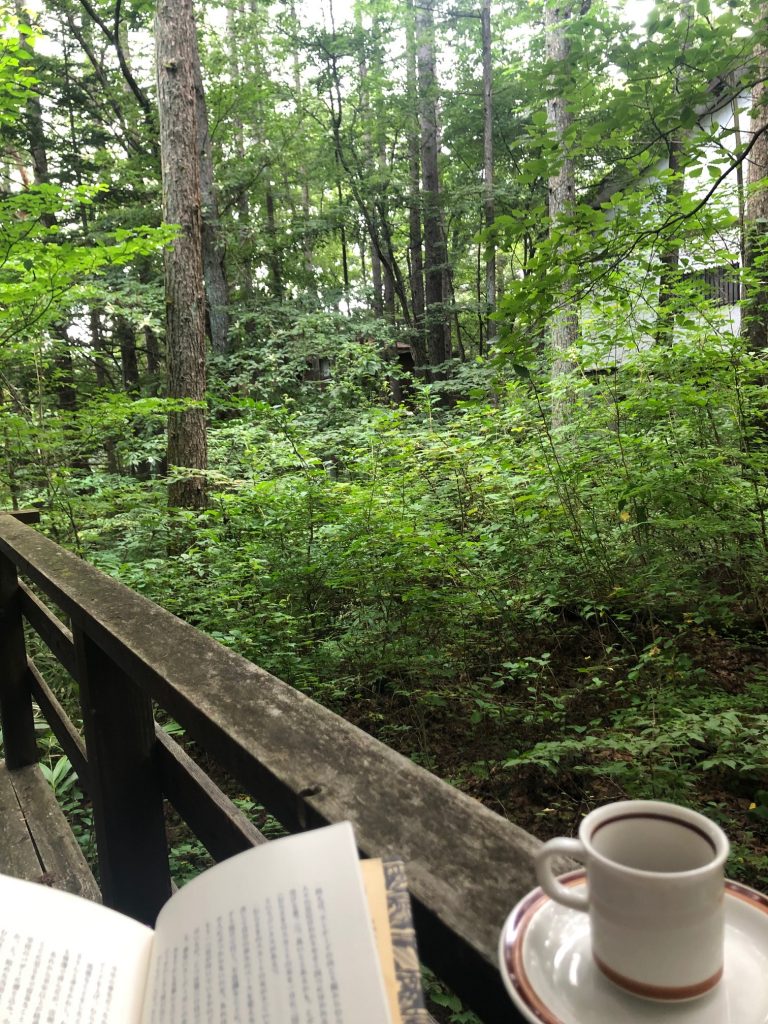 総長はテラスでコーヒーを飲みながら読書